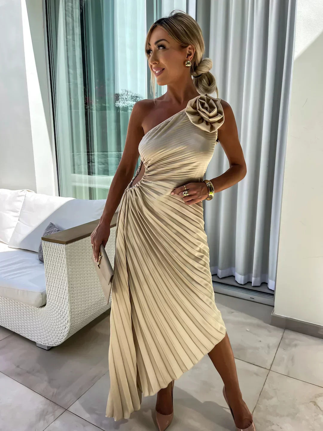 Damska sukienka maxi z plisowanym materiałem, z jednym ramiączkiem, prezentująca elegancki krój 9