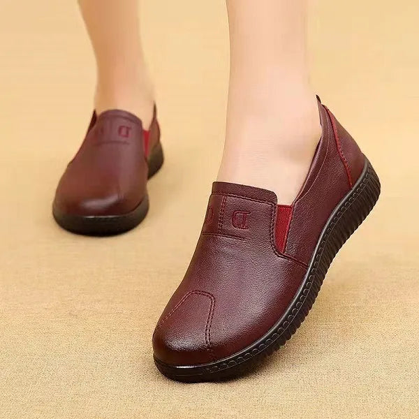 Men's casual leather shoes with a non-slip sole, featuring a sleek design and a rounded toe. 2