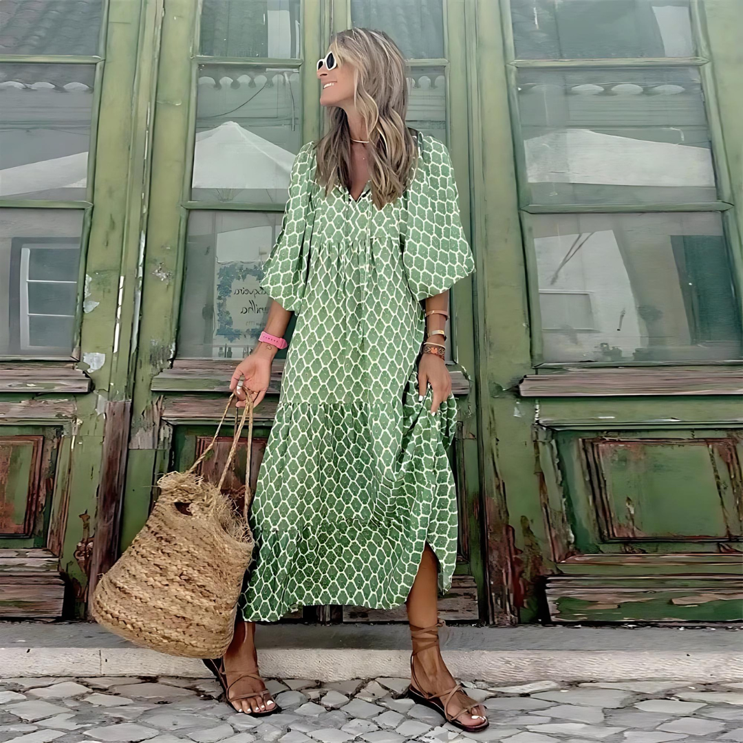 Spring dress featuring an elegant silhouette and round neckline. 5