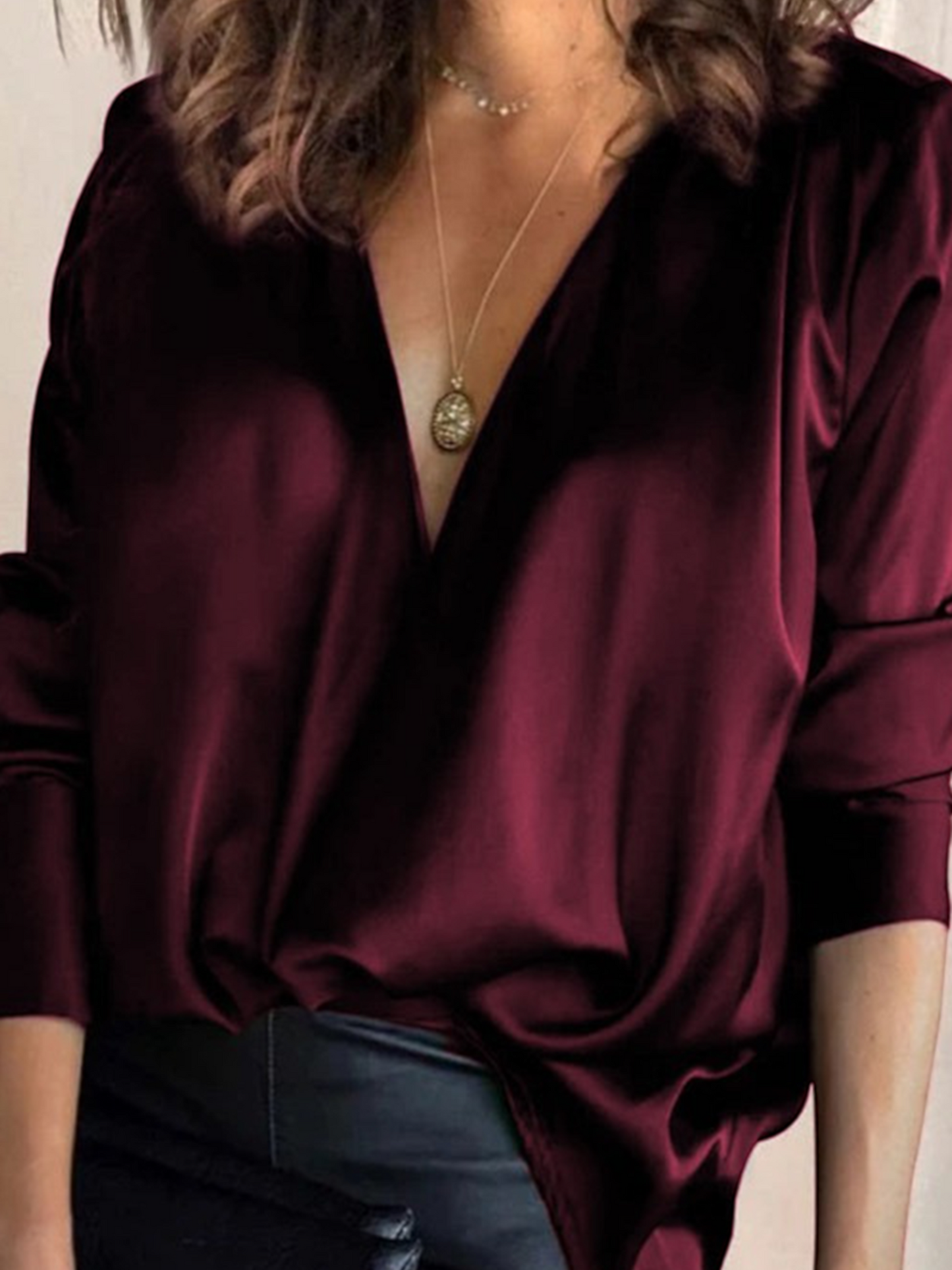 Elegant women's blouse with a V-neck and long sleeves, featuring a fitted design and subtle detailing. 3