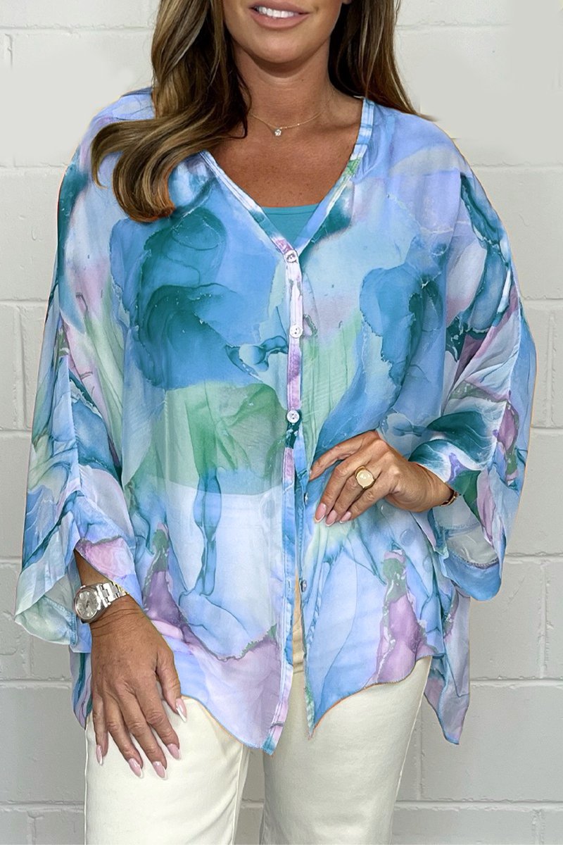 Loose-fitting women's summer blouse displayed on a mannequin, featuring short sleeves and a relaxed silhouette. 3