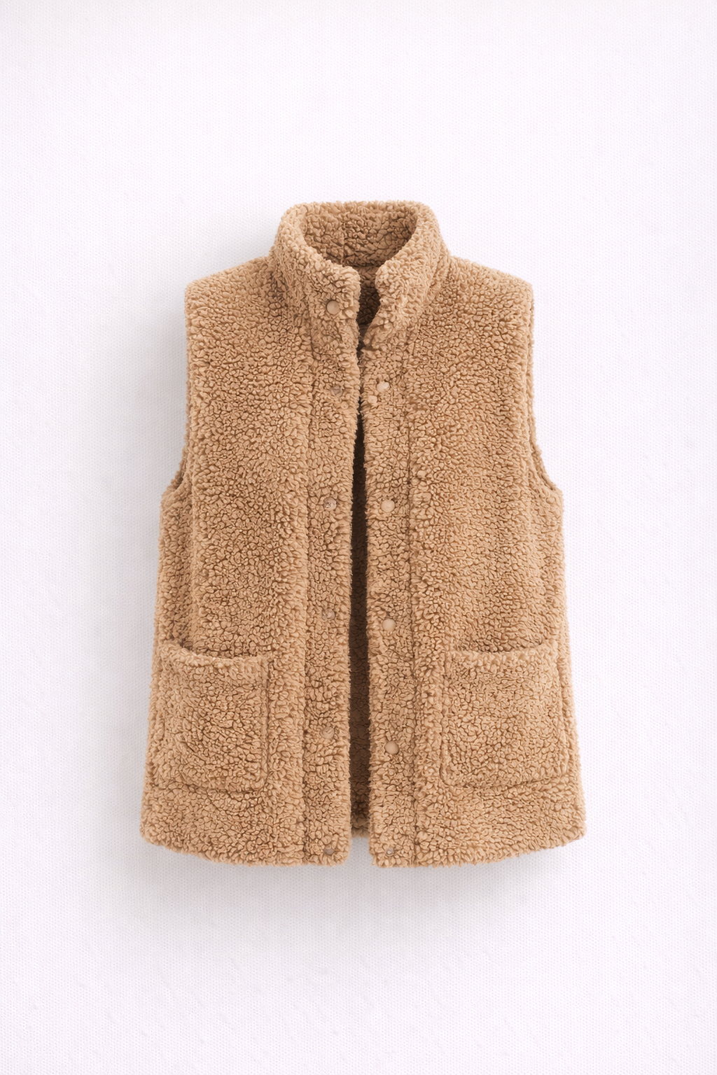 Damska pikowana kamizelka z wysokim kołnierzem i zapięciem na zatrzaski, pokazana z prz 2