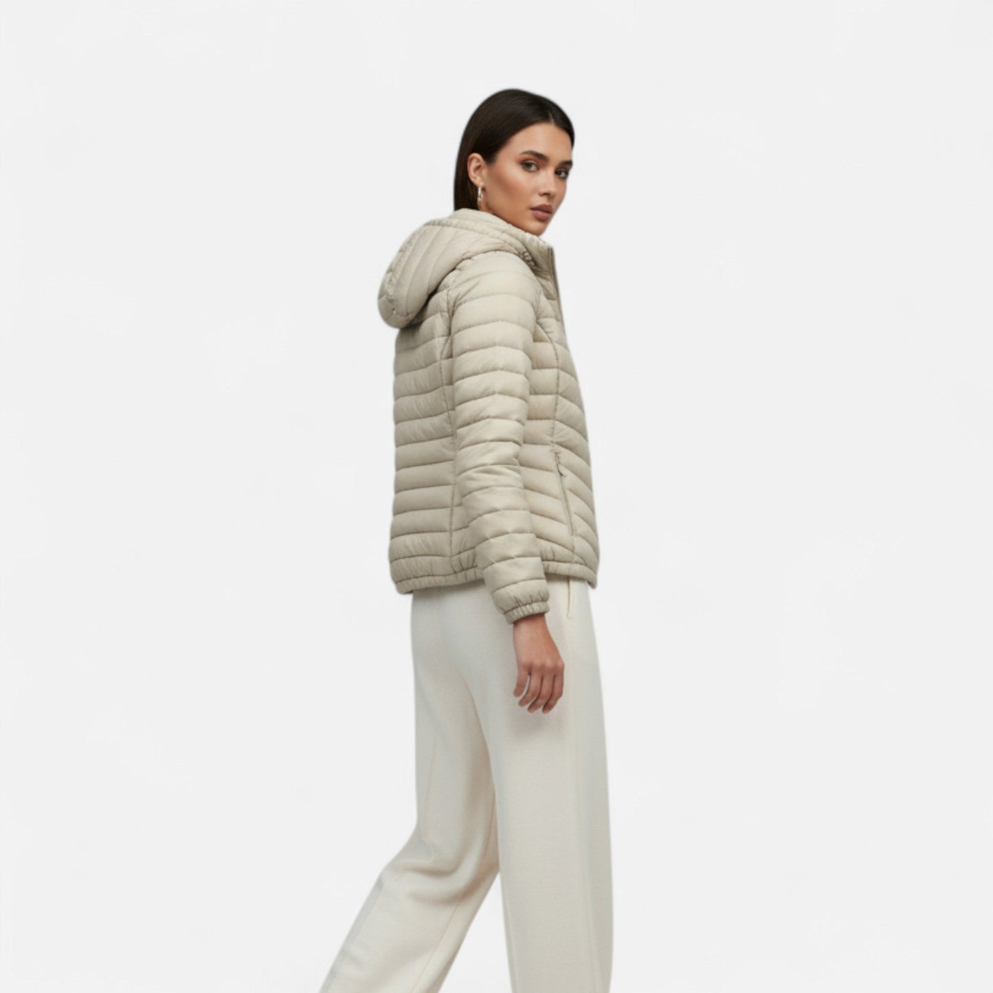 Damska klasyczna kurtka zimowa z zapięciem na zamek i kieszeniami, widok z przodu, z 2