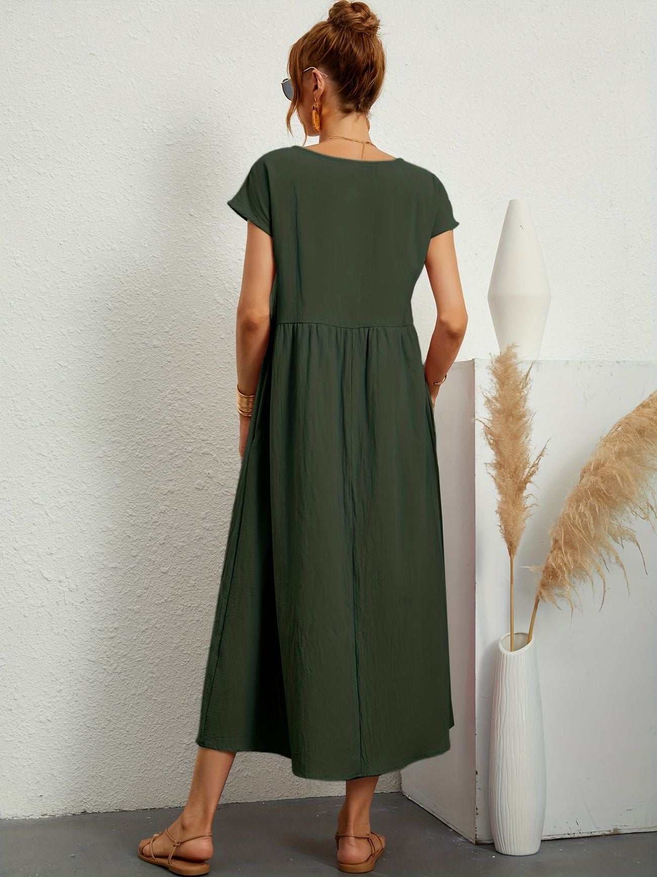 Maxi dress for women with short sleeves, featuring an A-line silhouette and a relaxed fit. 1