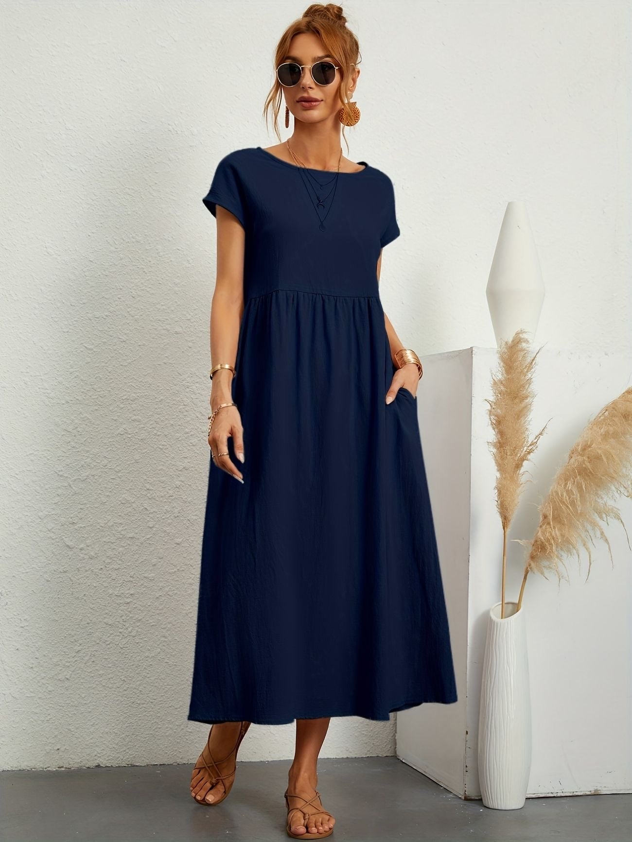Maxi dress for women with short sleeves, featuring an A-line silhouette and a relaxed fit. 3
