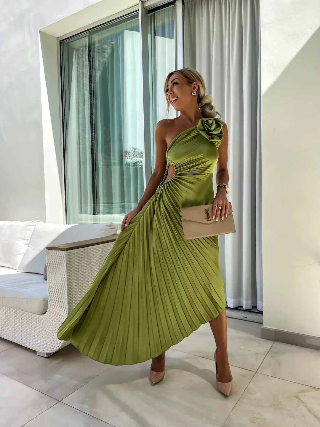 Damska sukienka maxi z plisowanym materiałem, z jednym ramiączkiem, prezentująca elegancki krój 1
