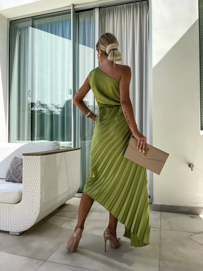 Damska sukienka maxi z plisowanym materiałem, z jednym ramiączkiem, prezentująca elegancki krój 3