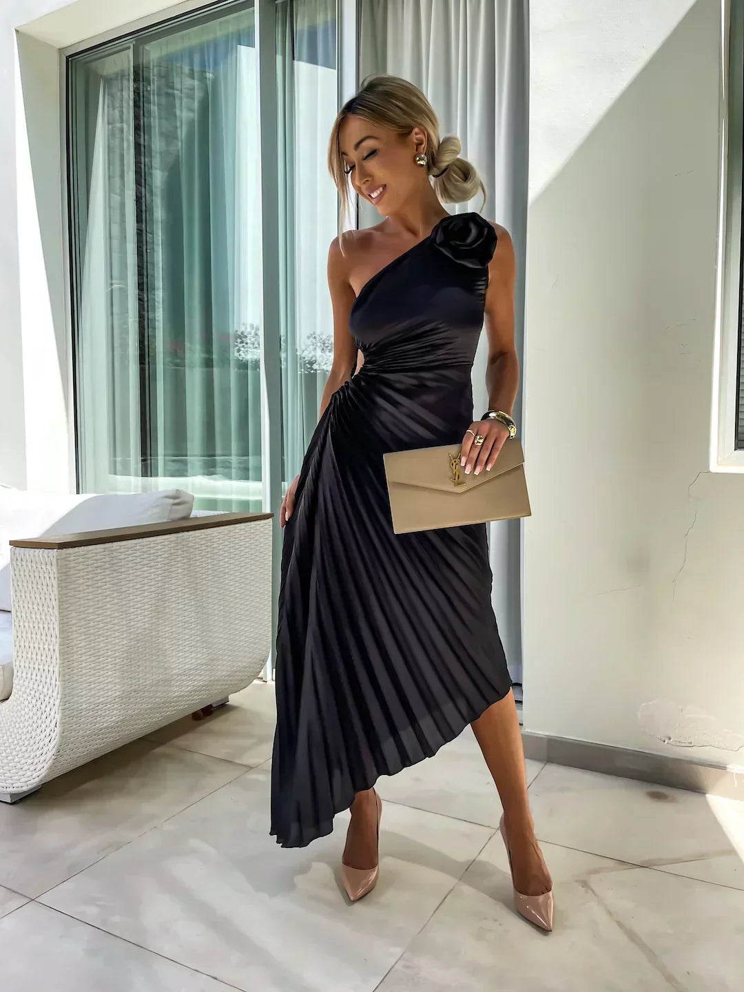 Damska sukienka maxi z plisowanym materiałem, z jednym ramiączkiem, prezentująca elegancki krój 4