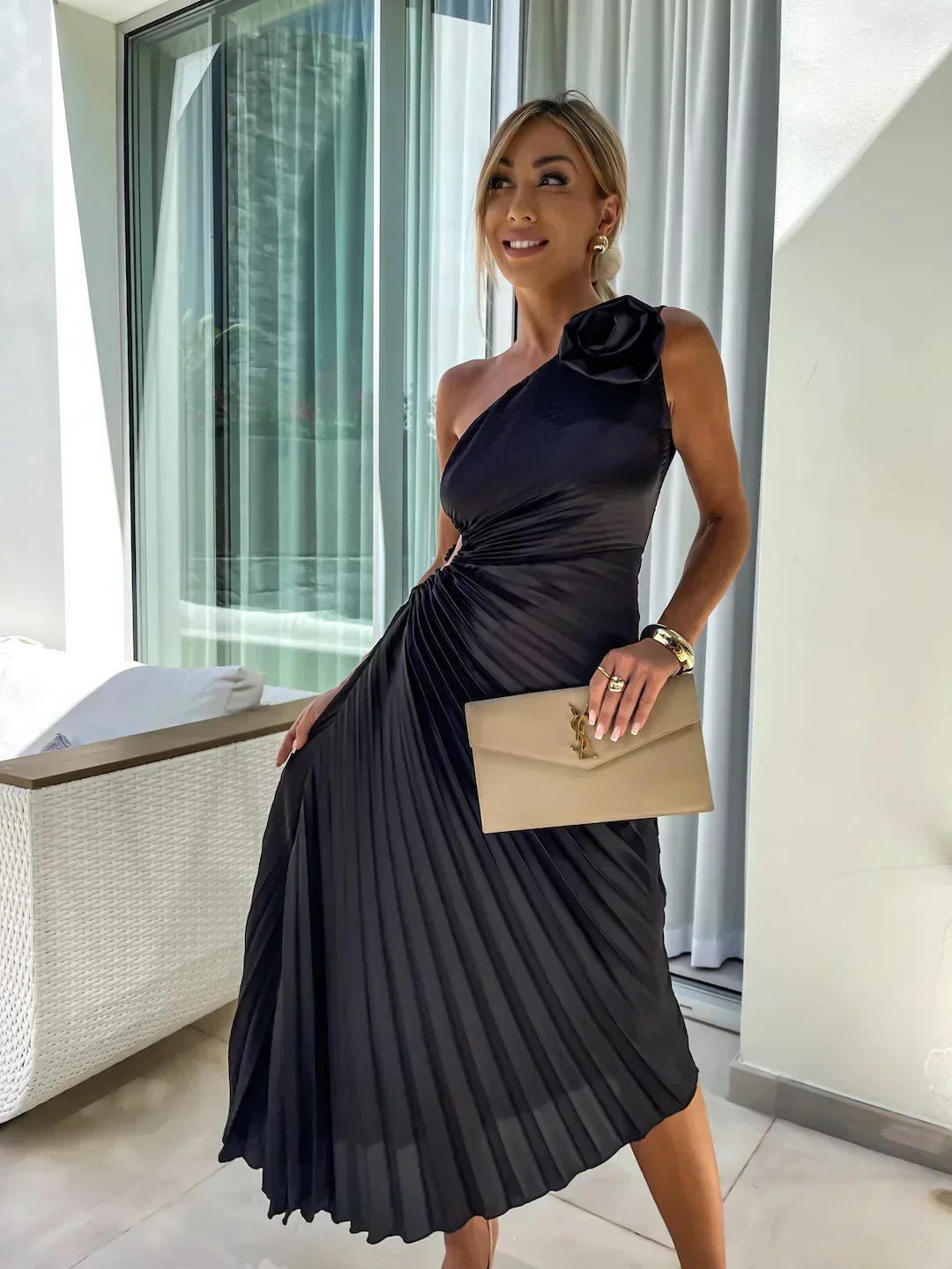 Damska sukienka maxi z plisowanym materiałem, z jednym ramiączkiem, prezentująca elegancki krój 5