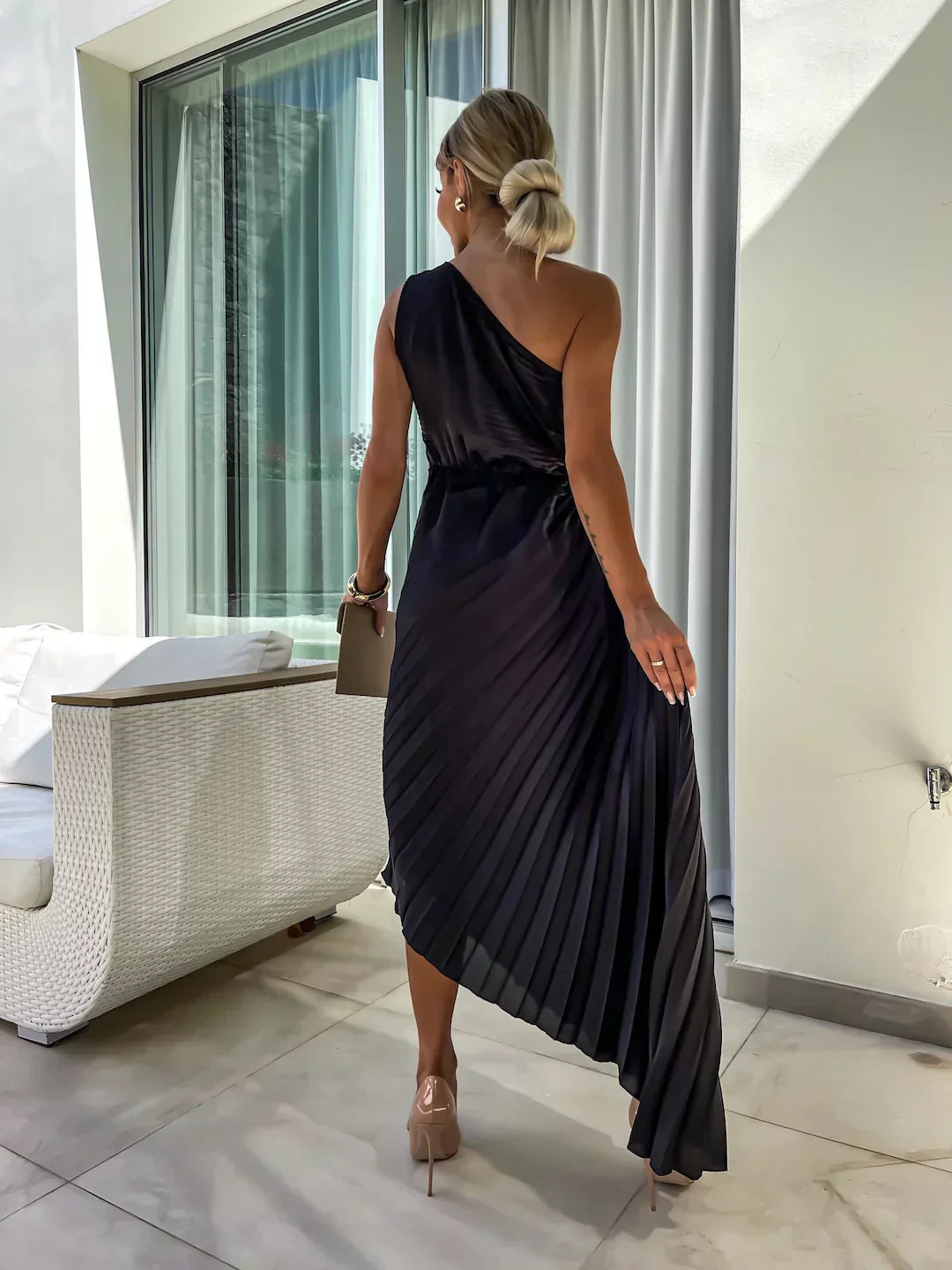 Damska sukienka maxi z plisowanym materiałem, z jednym ramiączkiem, prezentująca elegancki krój 6
