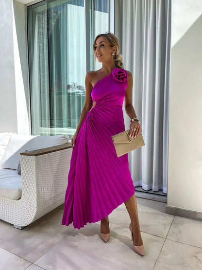Damska sukienka maxi z plisowanym materiałem, z jednym ramiączkiem, prezentująca elegancki krój 7