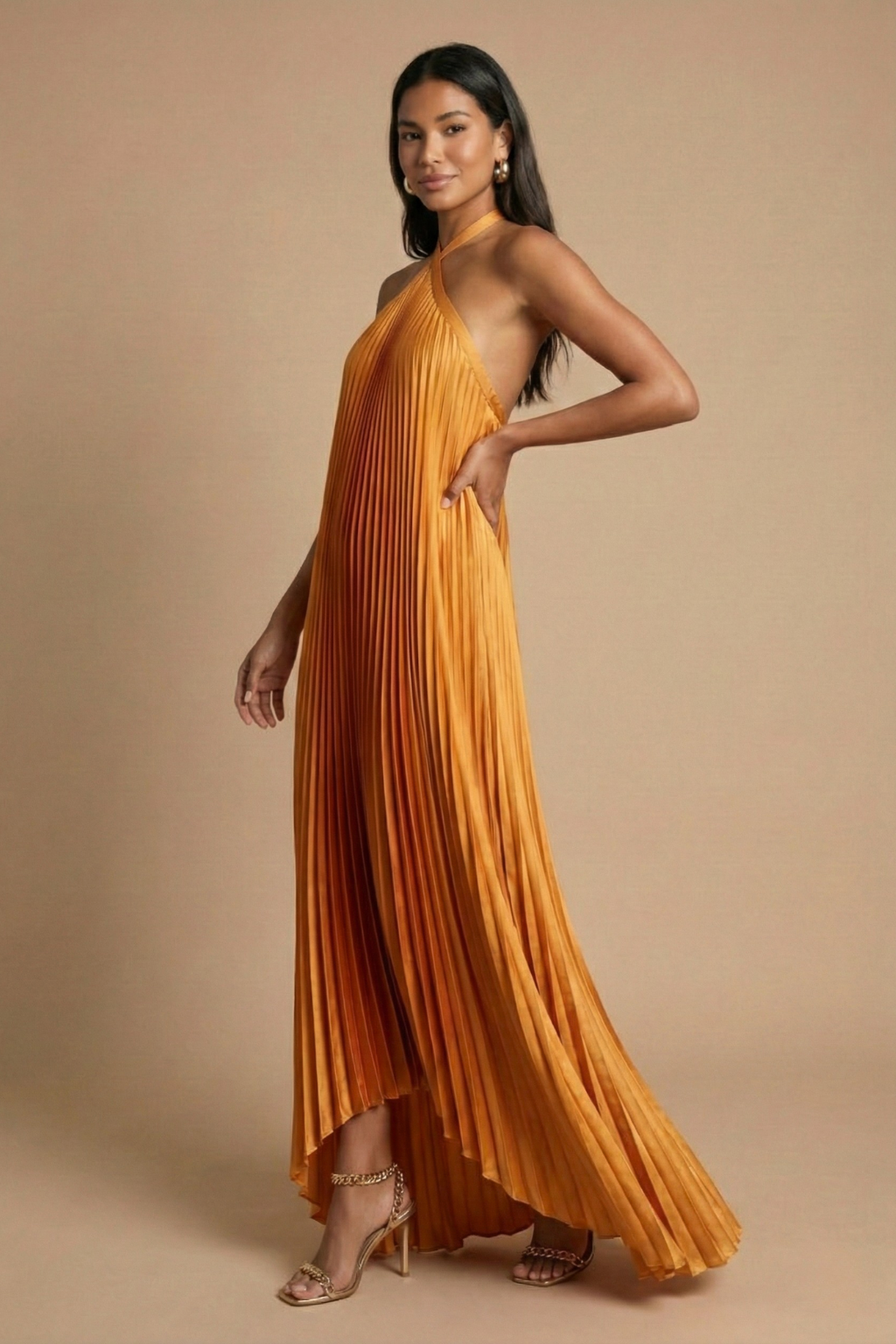 Maxi dress with pleats and an open back, designed for formal occasions such as weddings. 1