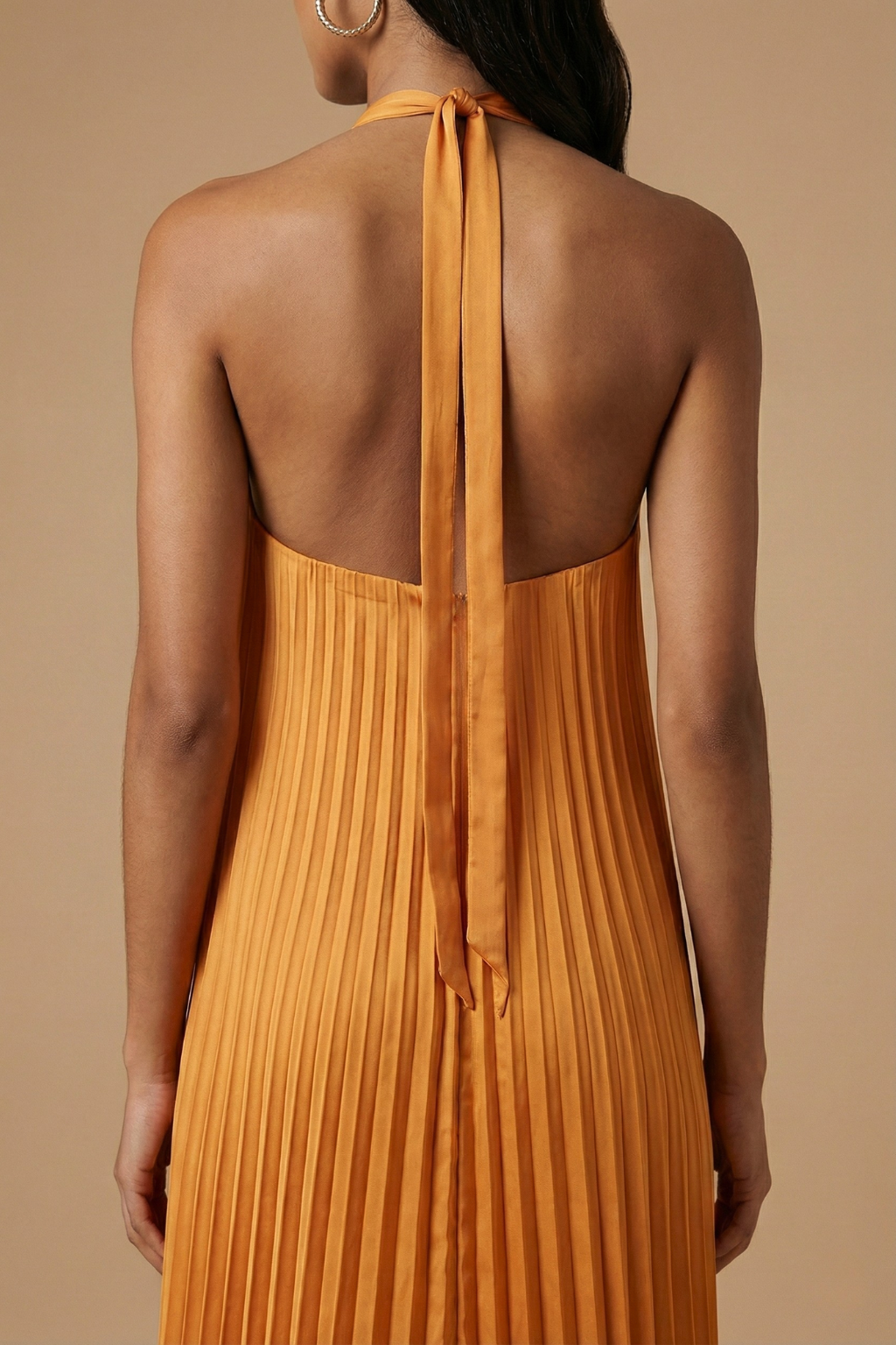 Maxi dress with pleats and an open back, designed for formal occasions such as weddings. 4