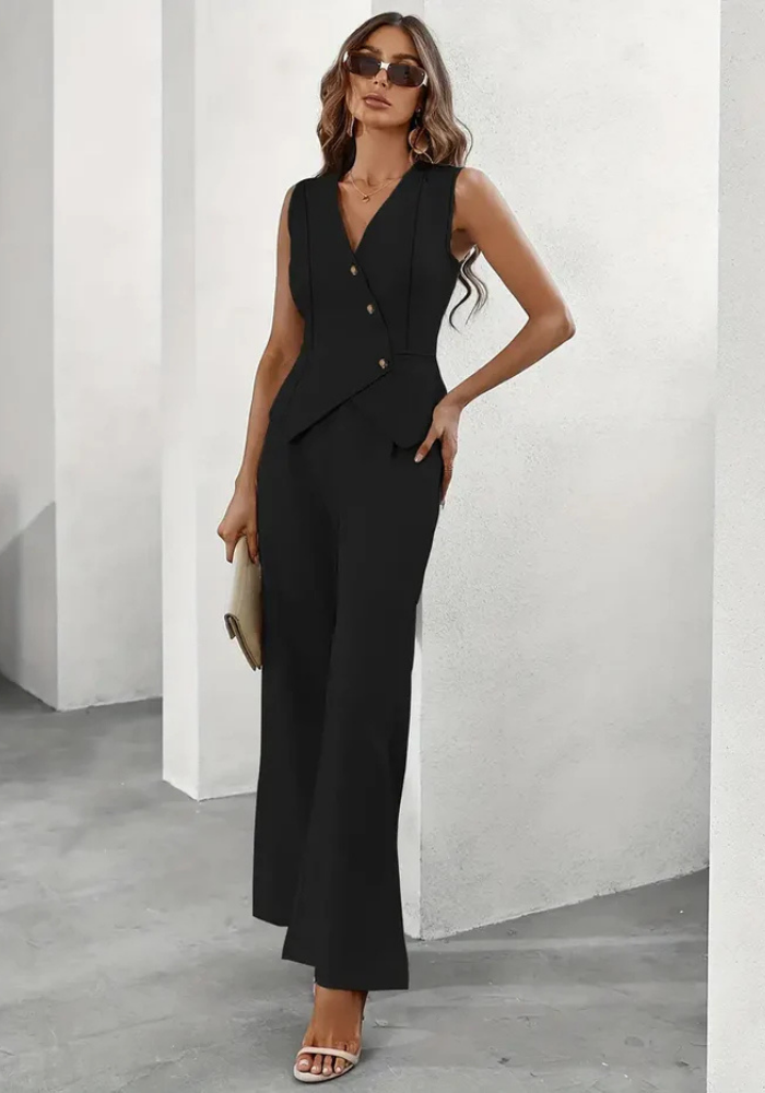 Women’s sleeveless suit set featuring a classic cut, displayed on a mannequin. The outfit includes a tailored blazer and matching trousers, showcasing a minimalist design 1