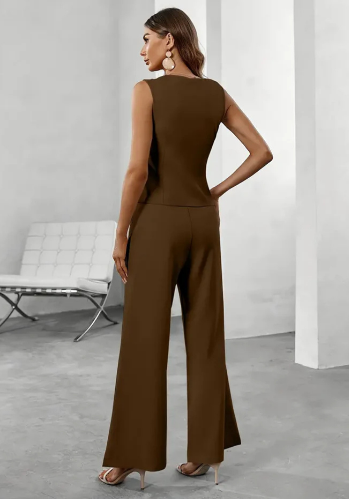 Women’s sleeveless suit set featuring a classic cut, displayed on a mannequin. The outfit includes a tailored blazer and matching trousers, showcasing a minimalist design 4
