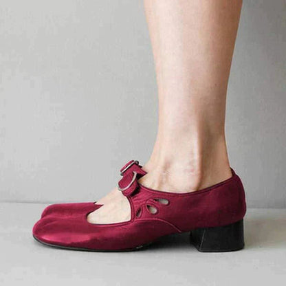 Damskie buty Mary Jane z klamrą, prezentujące klasyczny design z eleganckim wykończeniem. 1
