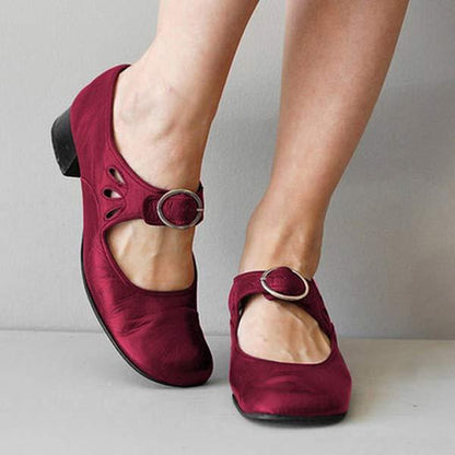 Damskie buty Mary Jane z klamrą, prezentujące klasyczny design z eleganckim wykończeniem. 2