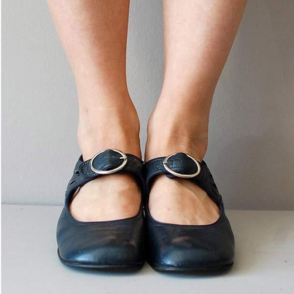 Damskie buty Mary Jane z klamrą, prezentujące klasyczny design z eleganckim wykończeniem. 4