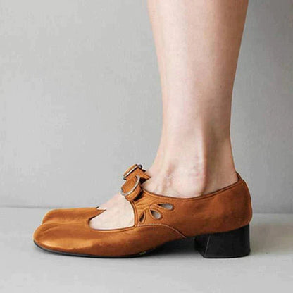 Damskie buty Mary Jane z klamrą, prezentujące klasyczny design z eleganckim wykończeniem. 5