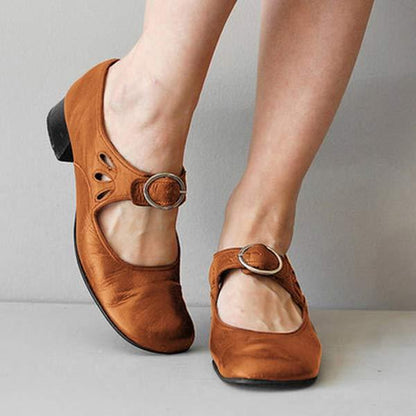Damskie buty Mary Jane z klamrą, prezentujące klasyczny design z eleganckim wykończeniem. 6