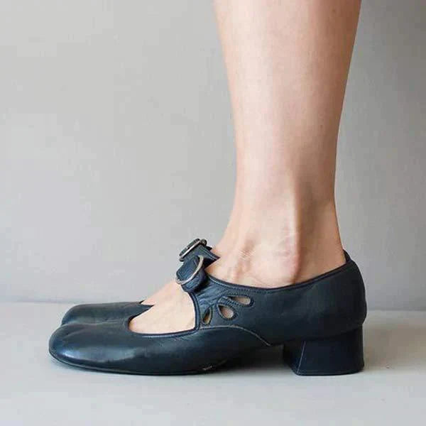 Damskie buty Mary Jane z klamrą, prezentujące klasyczny design z eleganckim wykończeniem. 7