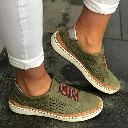 Damskie buty na koturnie z kolorowym wzorem, ukazujące ergonomiczny design i komfortowy krój. 0
