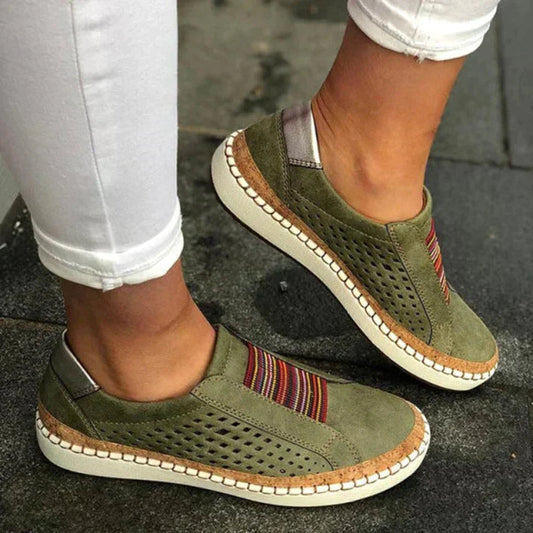 Damskie buty na koturnie z kolorowym wzorem, ukazujące ergonomiczny design i komfortowy krój. 0