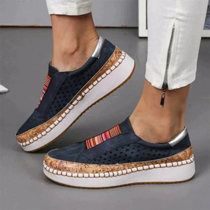 Damskie buty na koturnie z kolorowym wzorem, ukazujące ergonomiczny design i komfortowy krój. 1