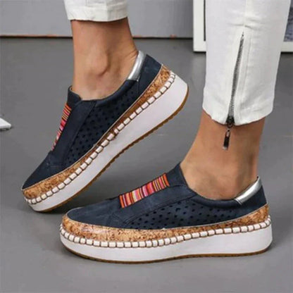 Damskie buty na koturnie z kolorowym wzorem, ukazujące ergonomiczny design i komfortowy krój. 1