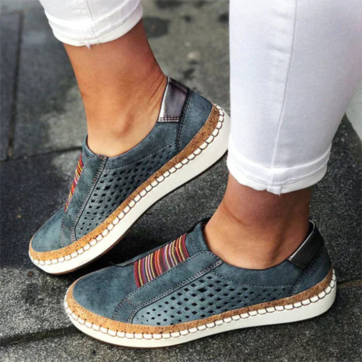 Damskie buty na koturnie z kolorowym wzorem, ukazujące ergonomiczny design i komfortowy krój. 2