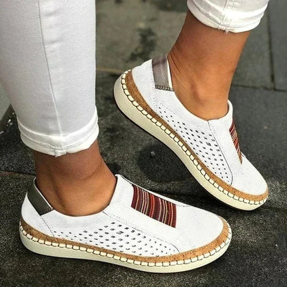 Damskie buty na koturnie z kolorowym wzorem, ukazujące ergonomiczny design i komfortowy krój. 3