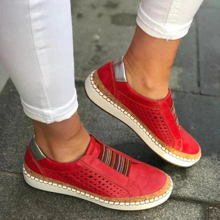 Damskie buty na koturnie z kolorowym wzorem, ukazujące ergonomiczny design i komfortowy krój. 4