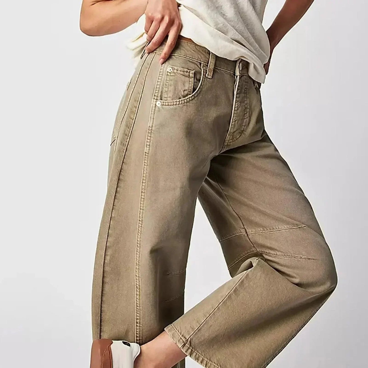 Loose high-waisted women's jeans displayed on a flat surface, featuring a relaxed fit and a classic five-pocket design. 1