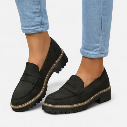 Orthopedic women's moccasins designed for anatomical comfort, featuring a slip-on style and a rounded toe. 0