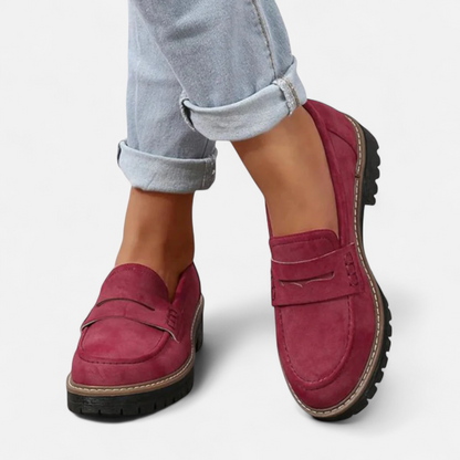 Orthopedic women's moccasins designed for anatomical comfort, featuring a slip-on style and a rounded toe. 3