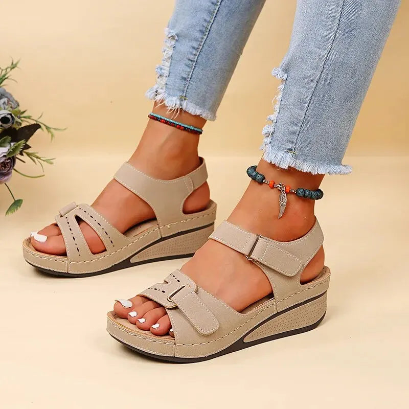 Orthopedic women's sandals with adjustable straps and a sturdy sole. 3