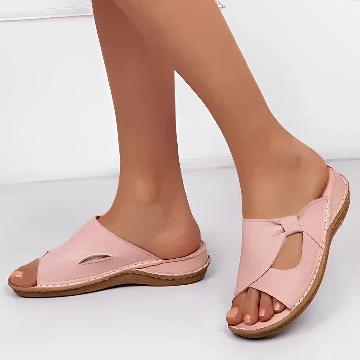Damskie sandały ortopedyczne slip-on z regulowanymi paskami i odkrytymi palcami, prezentujące wygod 2