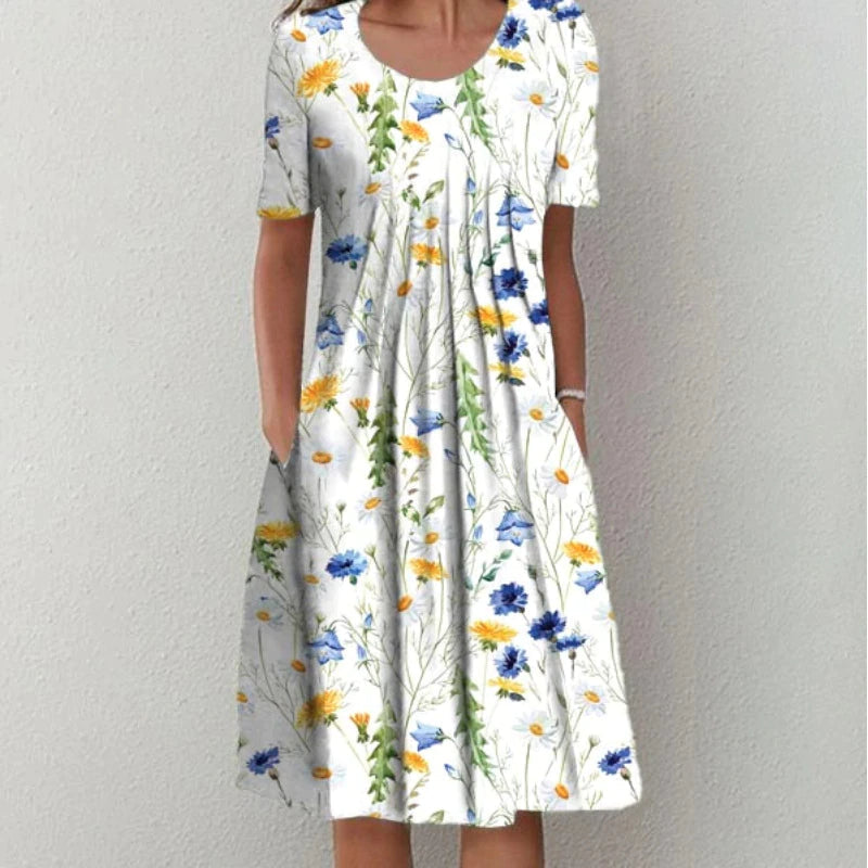 Floral dress with pockets and a flattering cut, displayed on a mannequin. 2