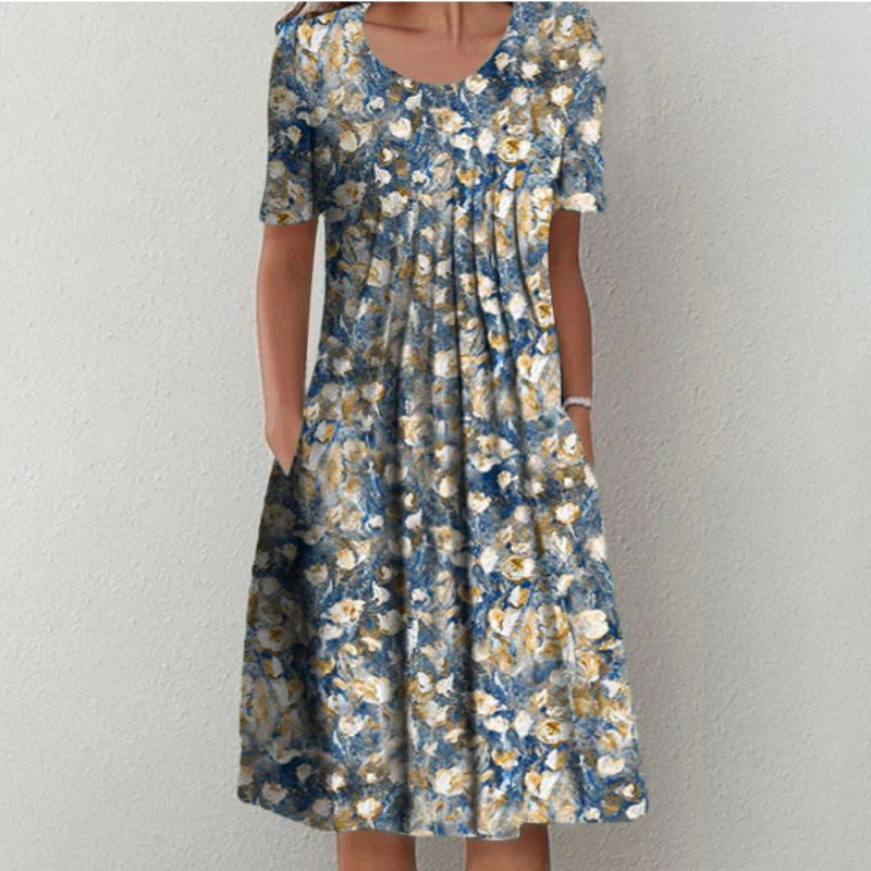 Floral dress with pockets and a flattering cut, displayed on a mannequin. 3