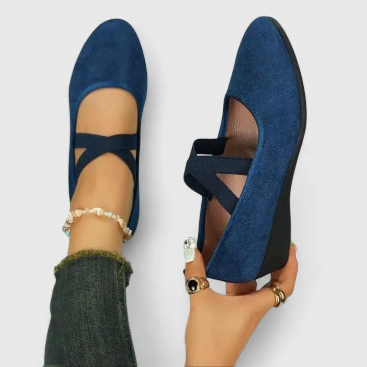 Flat women's wedge shoes with an elastic strap, showcasing a sleek design and comfortable fit. 1