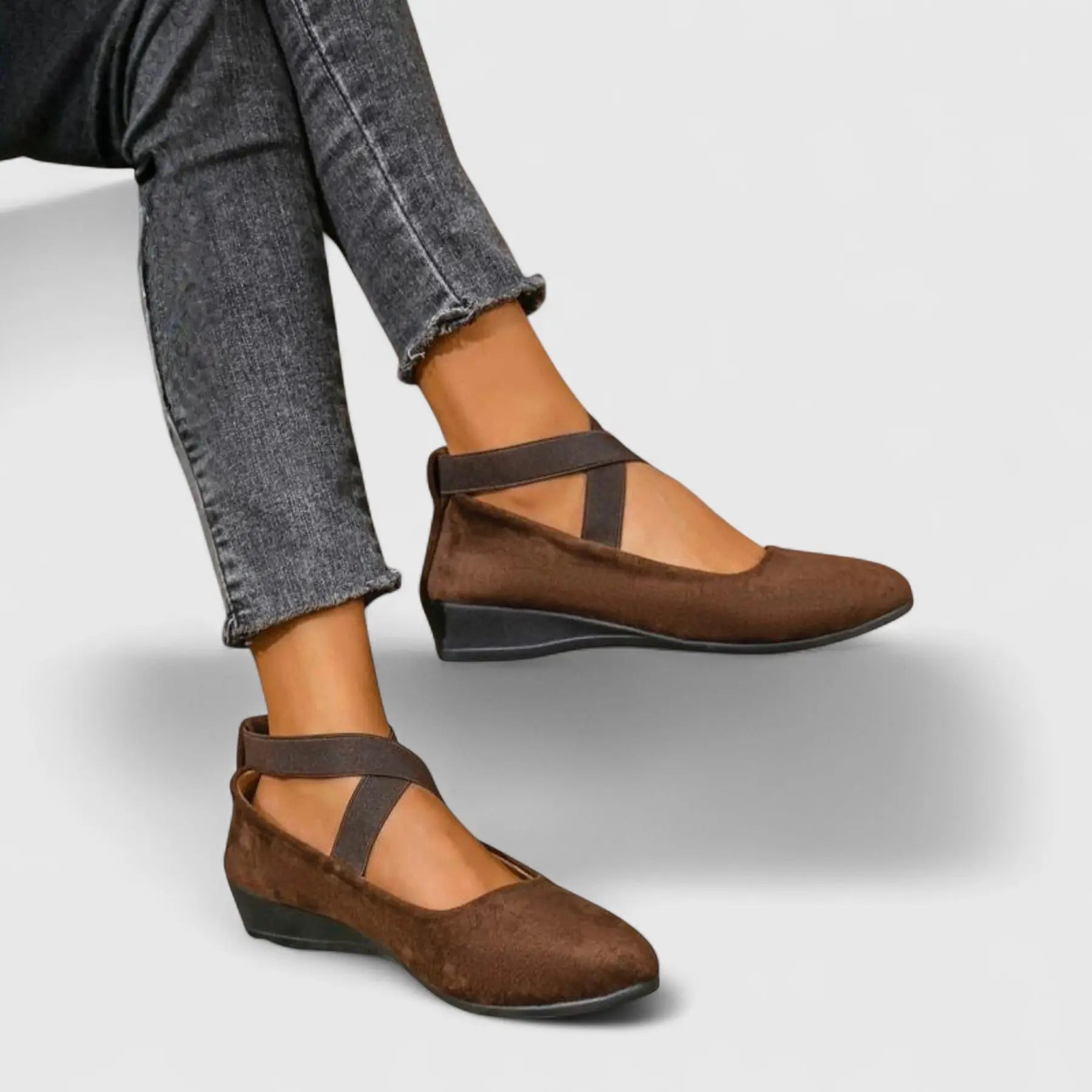 Flat women's wedge shoes with an elastic strap, showcasing a sleek design and comfortable fit. 2