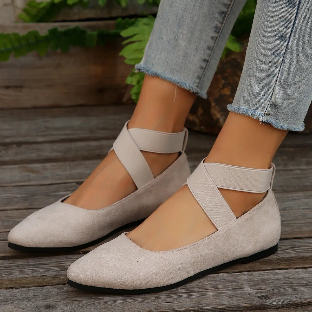 Flat women's wedge shoes with an elastic strap, showcasing a sleek design and comfortable fit. 4