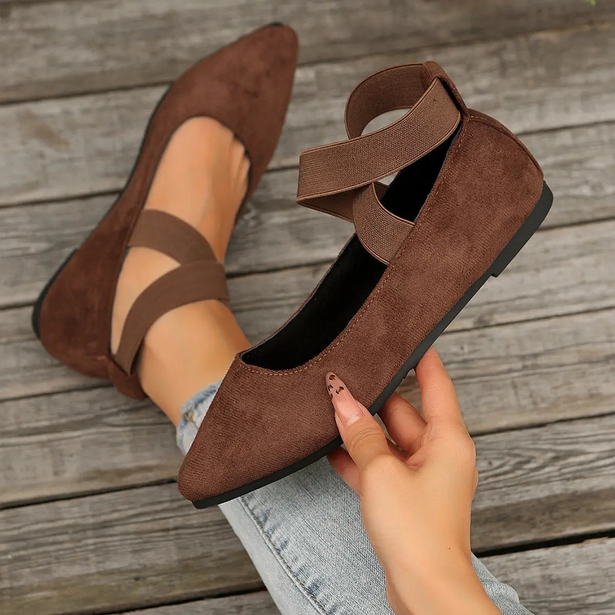 Flat women's wedge shoes with an elastic strap, showcasing a sleek design and comfortable fit. 5
