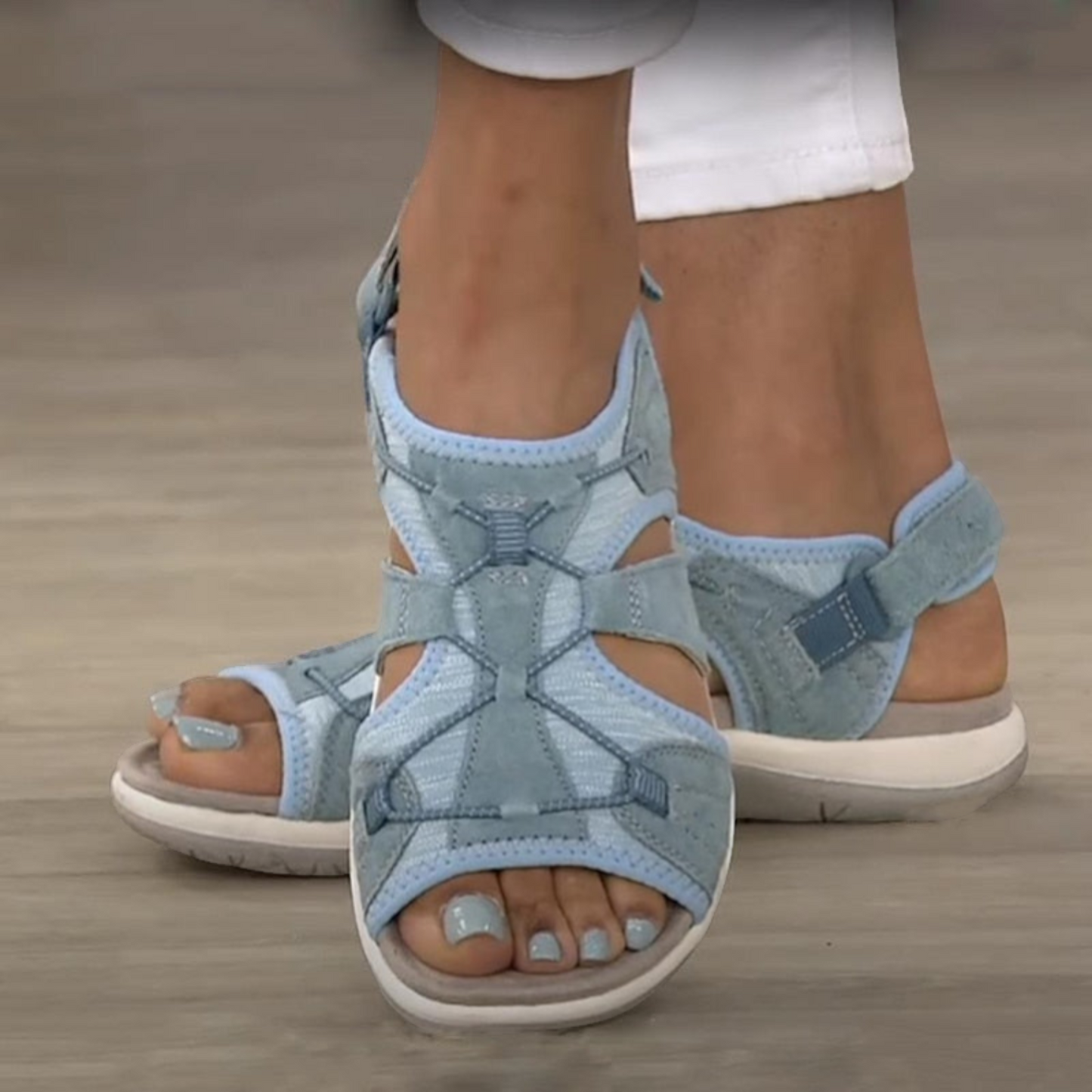Orthopedic women's sandals with an open design, featuring adjustable straps and a cushioned footbed for comfort. 1