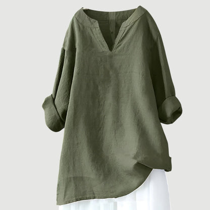Oversized women's shirt with a classic neckline, designed for warm days, featuring a relaxed fit and short sleeves. 1