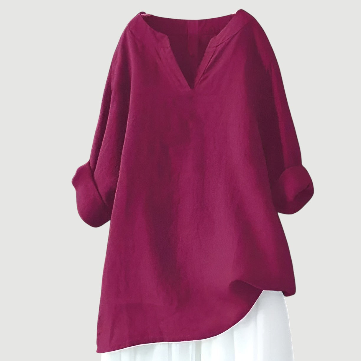 Oversized women's shirt with a classic neckline, designed for warm days, featuring a relaxed fit and short sleeves. 2