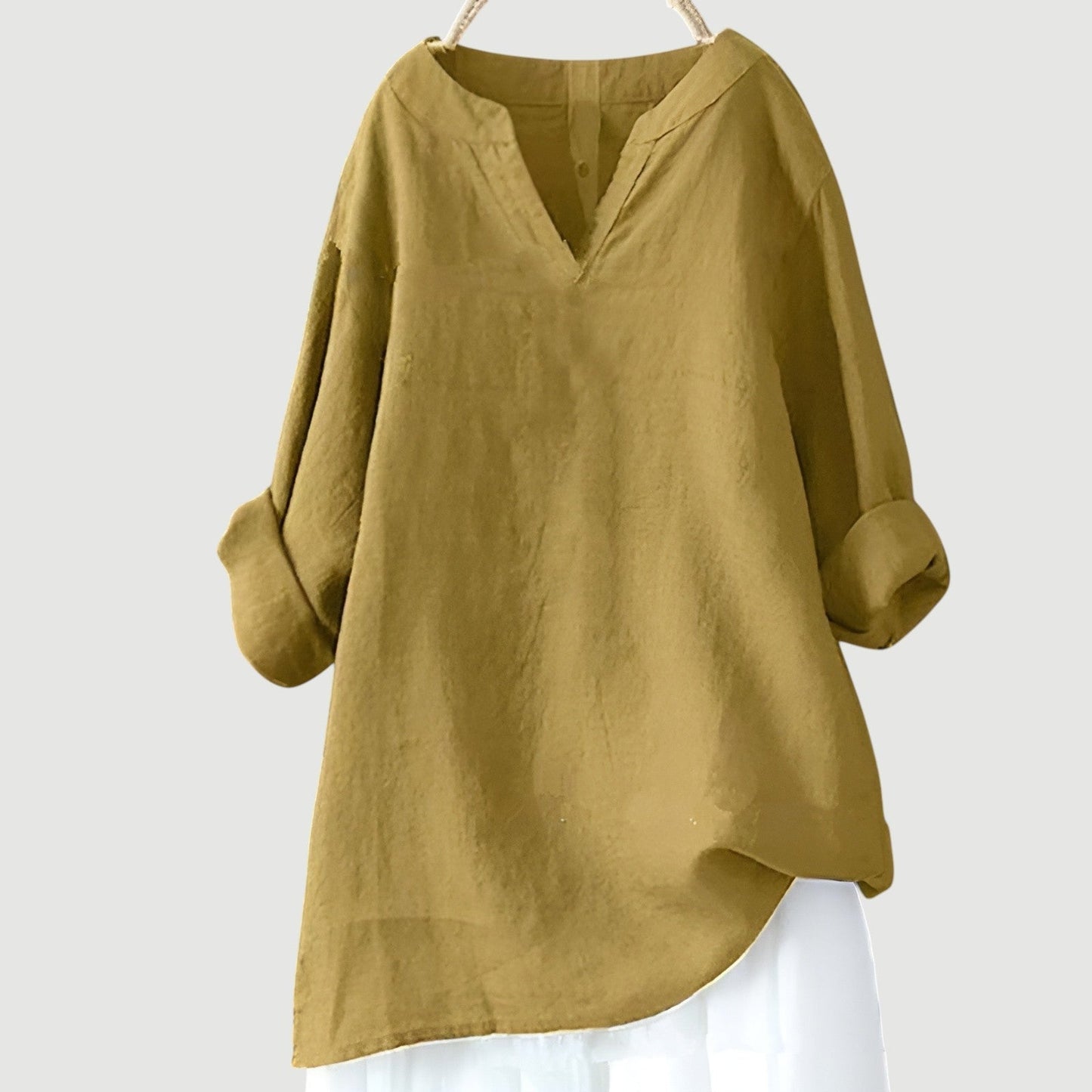 Oversized women's shirt with a classic neckline, designed for warm days, featuring a relaxed fit and short sleeves. 3