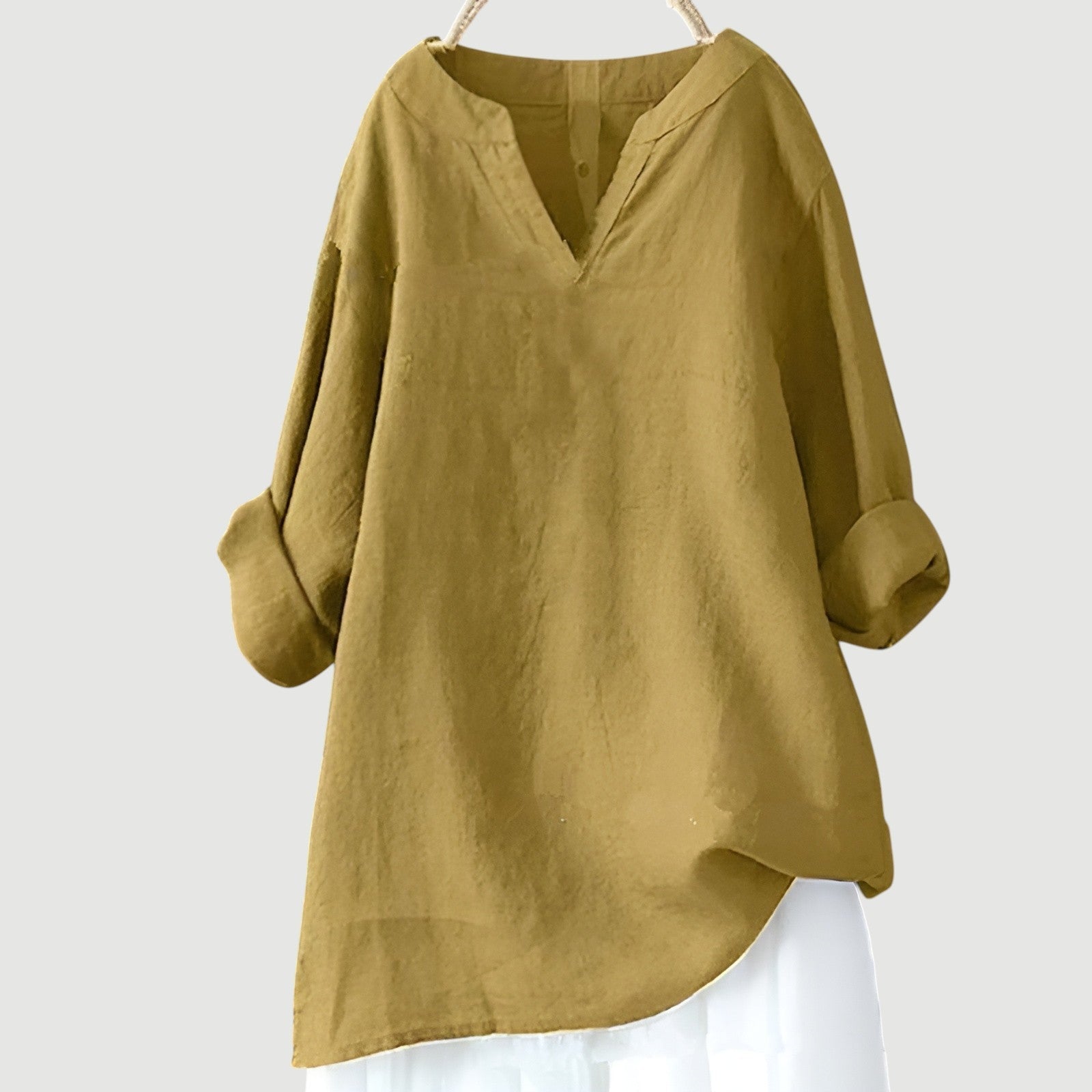 Oversized women's shirt with a classic neckline, designed for warm days, featuring a relaxed fit and short sleeves. 3