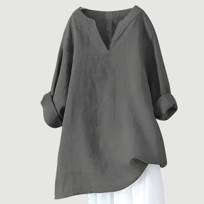 Oversized women's shirt with a classic neckline, designed for warm days, featuring a relaxed fit and short sleeves. 4