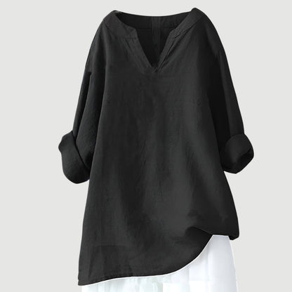 Oversized women's shirt with a classic neckline, designed for warm days, featuring a relaxed fit and short sleeves. 5